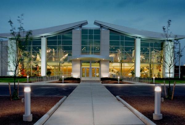 Exterior of GE 航空 Learning Center in the evening.