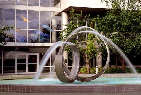 Fountain in front of 澳门足彩app's headquarters.